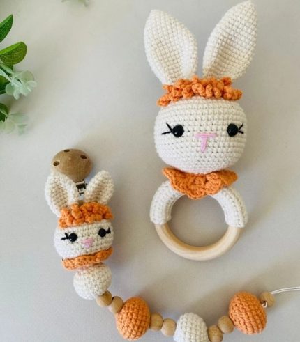 El Emeği Tavşan Emzik Askısı Ve Çıngırak Amigurumi