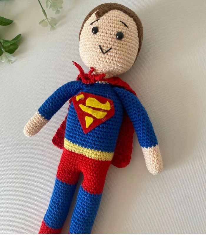 El Örgüsü Superman Figürlü Amigurumi Bebek