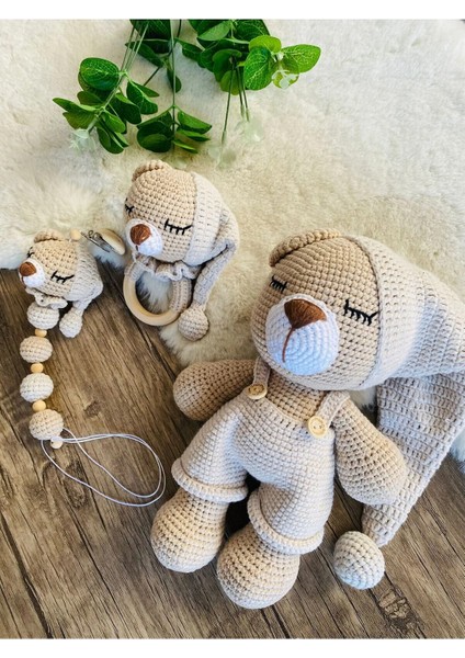 Adenya Sepeti Masal Ayıcık Set – Bej Renk | Örgü Amigurumi Oyuncak + Diş Kaşıyıcı + Emzik Askısı